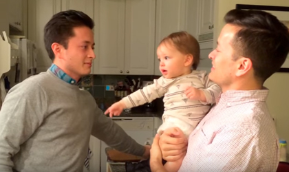 Beb intenta reconocer a su padre gemelo