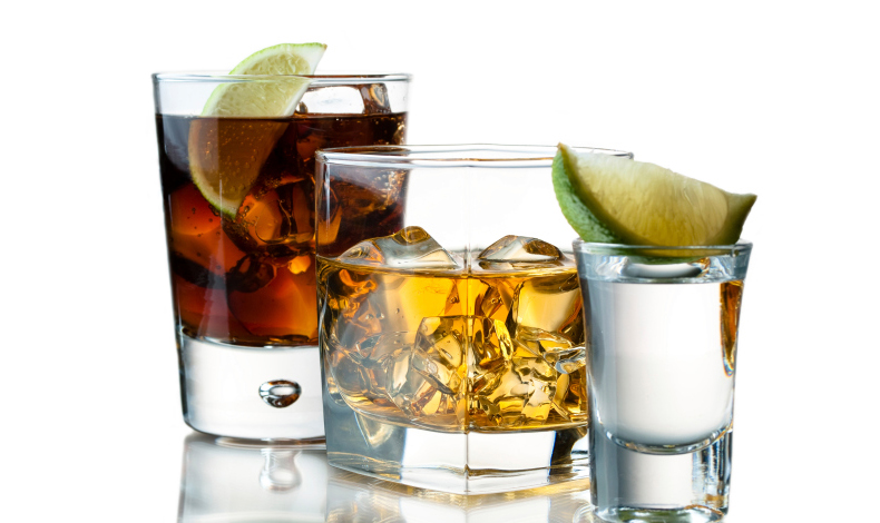 Algunos de los tragos que causan resaca y los que no