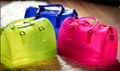 Regresan las carteras transparentes este a�o