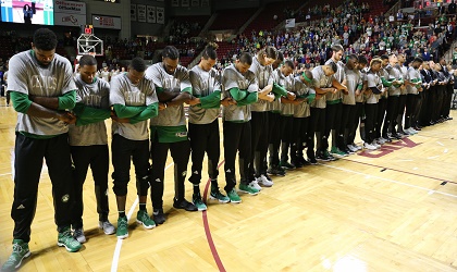 Jugadores de los Celtics salieron con los brazos entrelazados