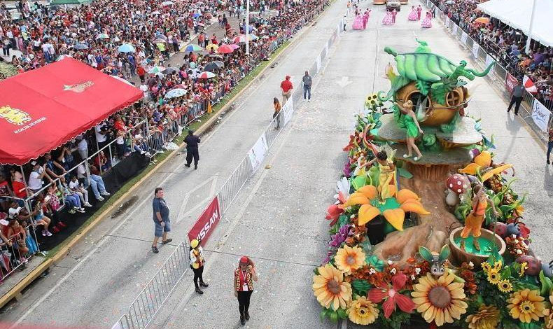 MiBus realizar desvos por el desfile Brilla La Navidad