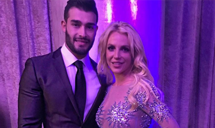 Britney toc a su novio en medio de su show