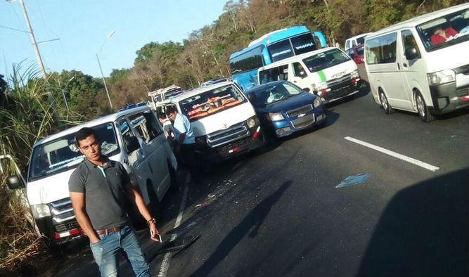 Accidente de trnsito afecta buses alternativos