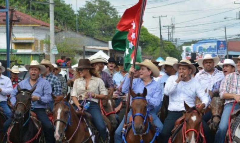 Oficialismo y oposicin en cabalgata en David