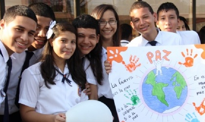 Estudiantes del Instituto Amrica piden por la Paz Mundial
