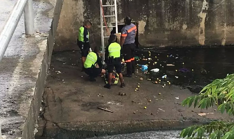 Sujeto cae desde un puente de cinco metros de altura