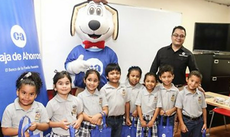Caja de Ahorros entrega 3 salones de clases a nivel nacional