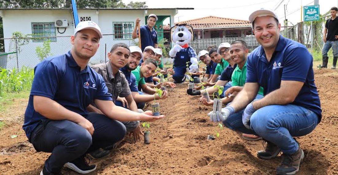 Caja de Ahorros y su programa Huertos Escolares de Zambo, benefician a ms de 450 mil nios y nias por 23 aos  consecutivos