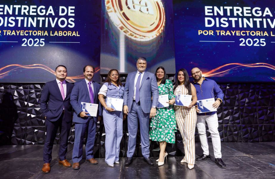 Caja de Ahorros honra la trayectoria de m�s de 300 colaboradores por a�os de servicio