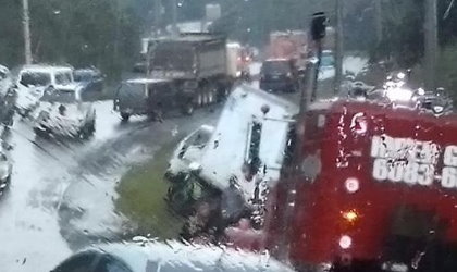 Tranque descomunal ocasionado por mula varada en va hacia el puente centenario