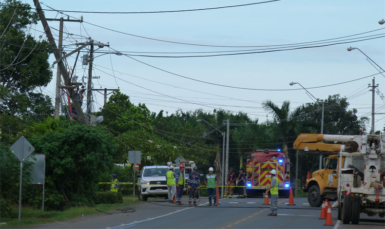 Choque de camin causa fractura de un poste en Chitr