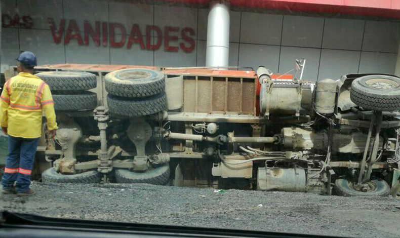 Se vuelca un camin de gravilla en Coln
