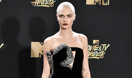 Cara Delevigne luce un asombroso tatuaje en su cabeza