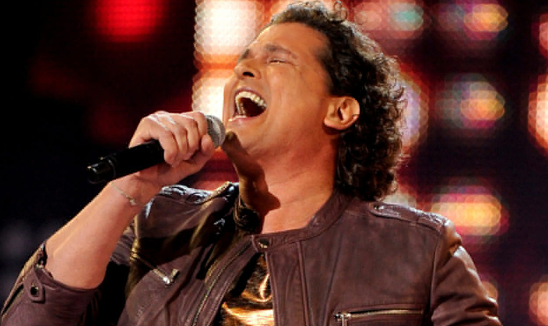 Fantica sube al escenario y le planta apasionado beso a Carlos Vives en medio del show