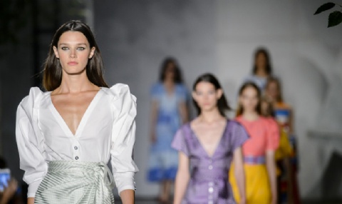 Carolina Herrera se llena de color en su coleccin Primavera-Verano 2018