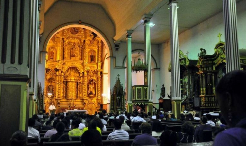 Feligreses se renen en las calles del Casco Antiguo