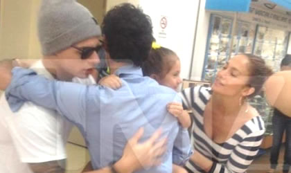 Marc abraza a Casper frente a JLO