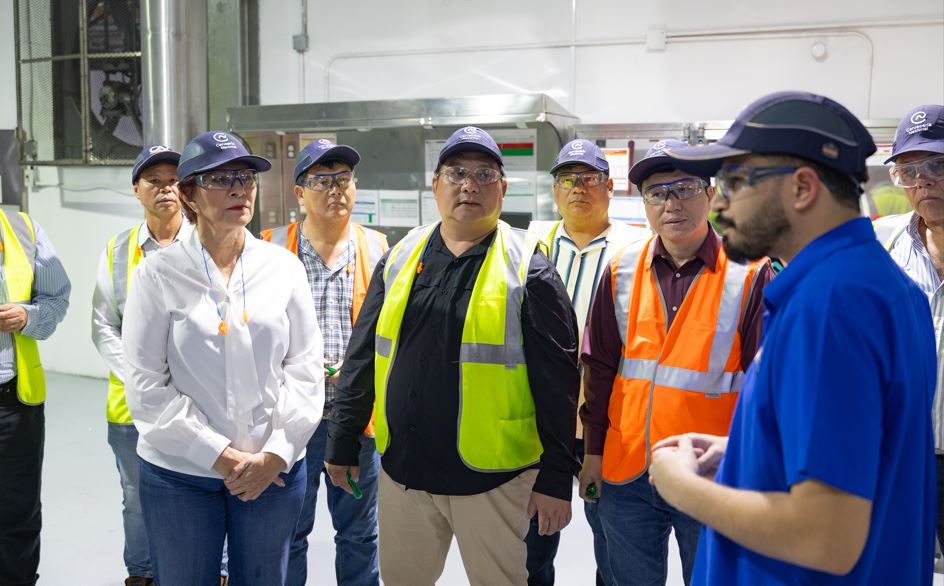 Cervecer�a Nacional refuerza lazos con l�deres de la comunidad china en recorrido por su planta en Pasadena