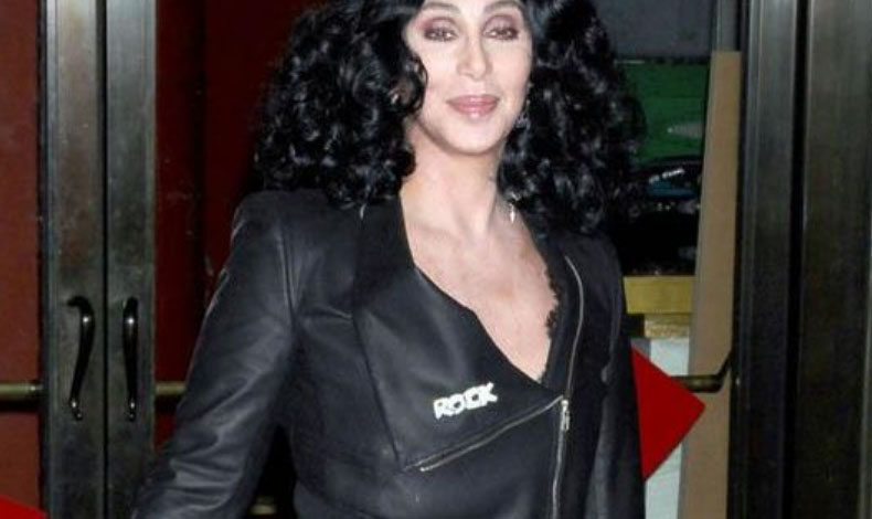 Cher pide ayuda para encontrar su prenda favorita