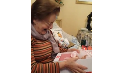 Chica dio el mejor regalo a su abuela