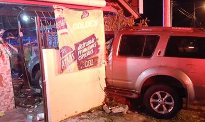 Tres heridos al chocar contra el Bar Bingos en Chitr