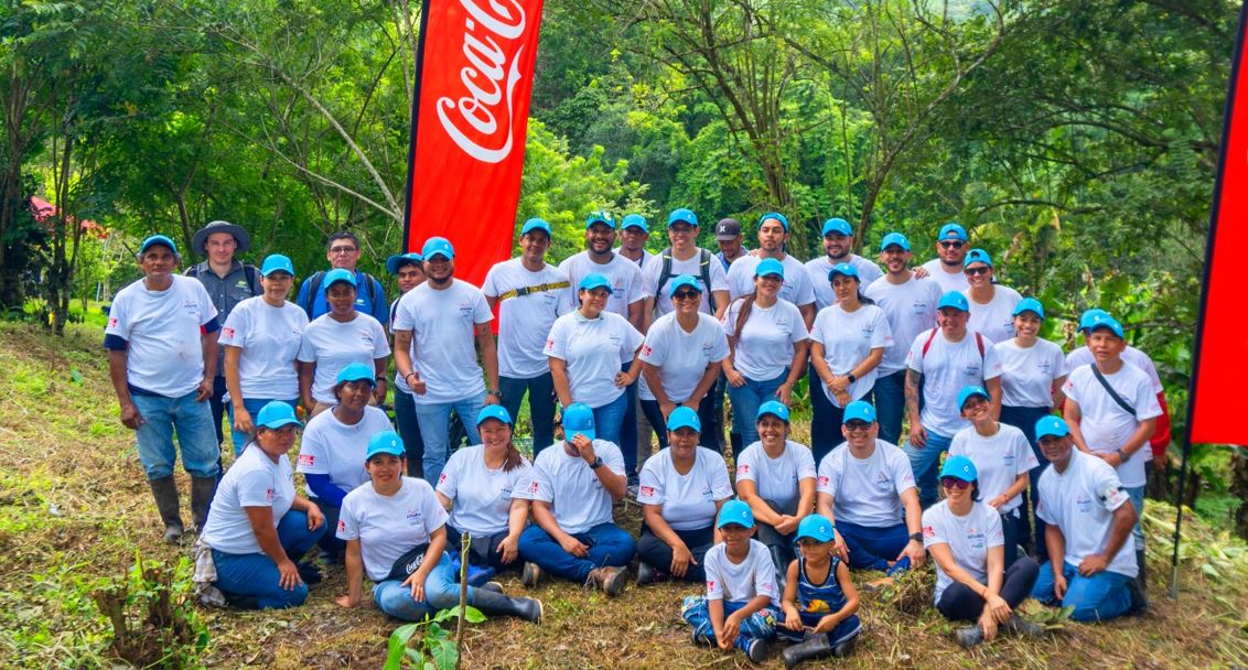 Voluntarios del Sistema Coca-Cola siembran 300 �rboles para regeneraci�n de bosques y protecci�n de fuentes de agua