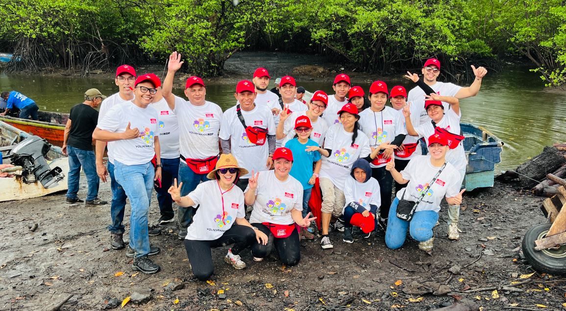Coca Cola Femsa se une a limpieza de manglar en Puerto Julin