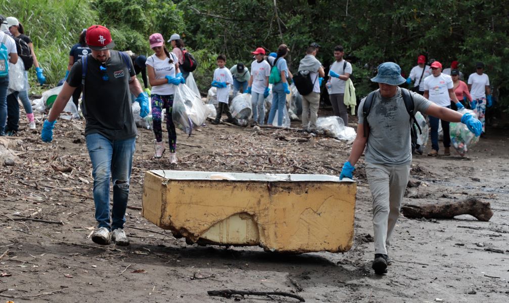 Coca Cola Femsa y su voluntariado se suman a la jornada de limpieza de playa