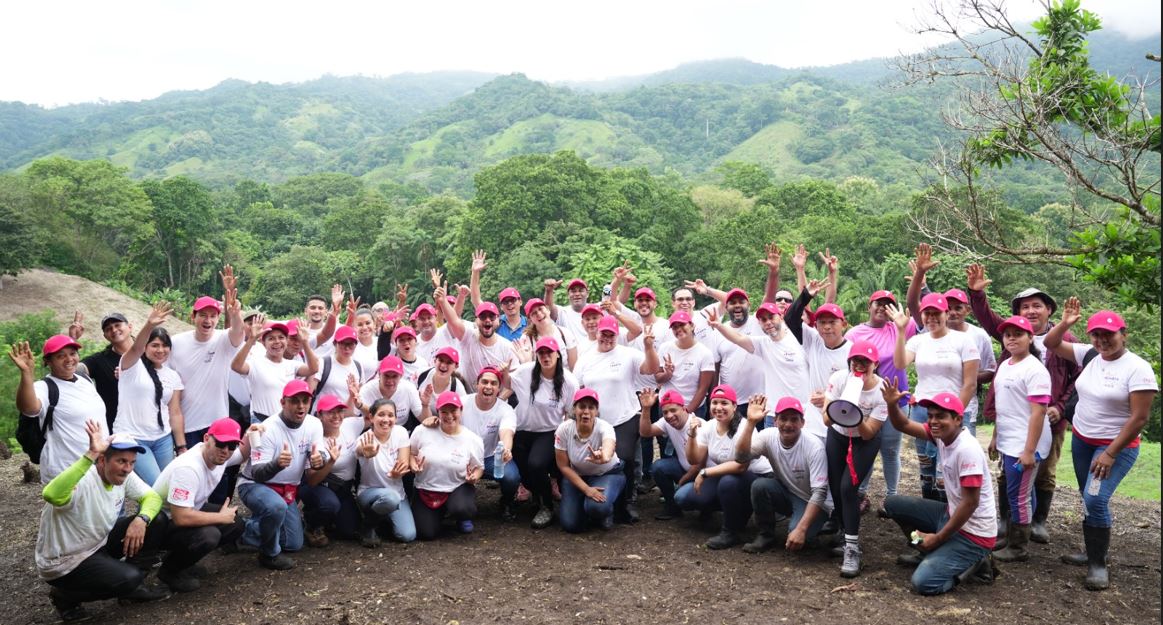 El sistema Coca-Cola impulsa su estrategia de seguridad hdrica con 1 jornada de reforestacin en Panam