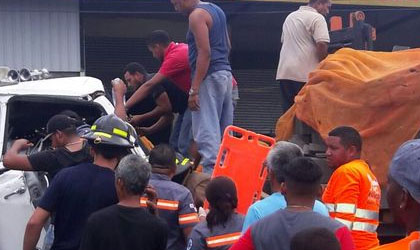 Accidente de trnsito deja a conductor atrapado dentro del vehculo