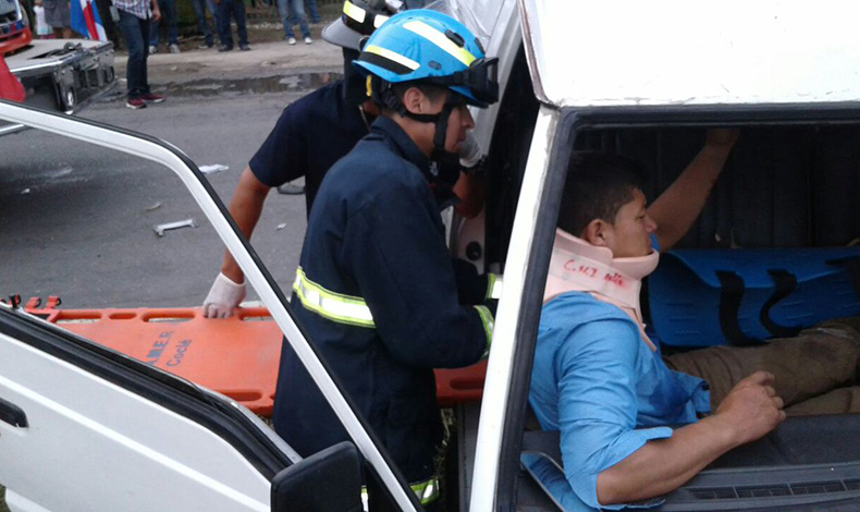 Colisin entre un vehculo y un bus deja a  15 personas heridas