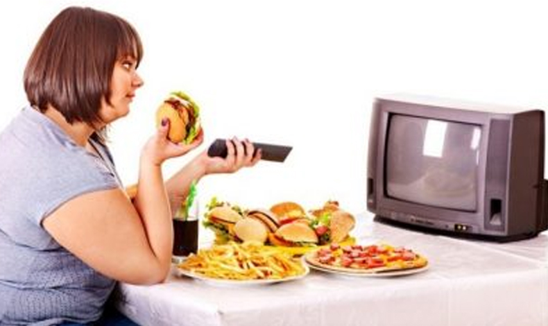 Estas son las consecuencias de comer frente al televisor