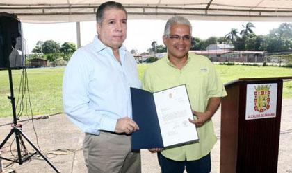 Alcalde Blandn hace entrega de orden para continuar con el complejo deportivo