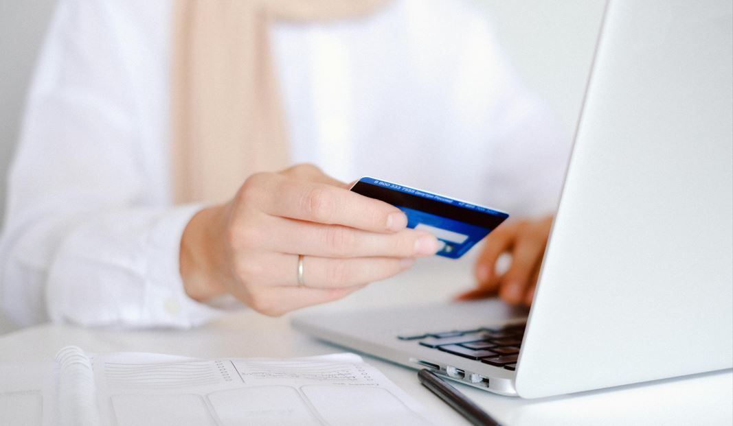 Los consumidores estn comprando de forma ms inteligente: el 38% ya ha utilizado o tiene previsto utilizar GenAI para buscar oportunidades de rebajas