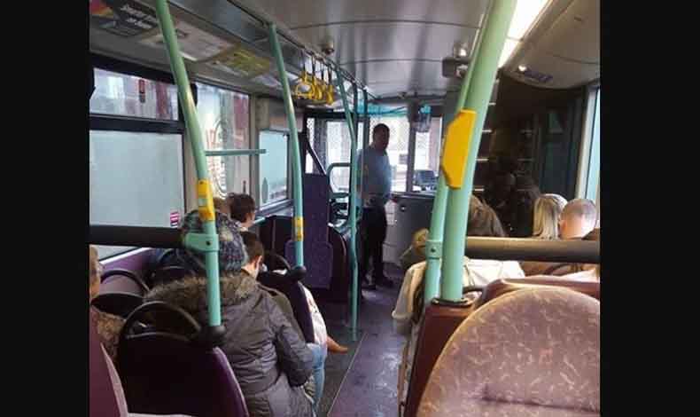 Chofer de autobús le paga un taxi a una niña para que no llegue tarde a su primer día de clases