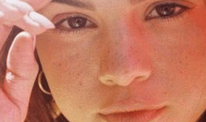 Critican a Selena Gomez por llevar pecas en el rostro