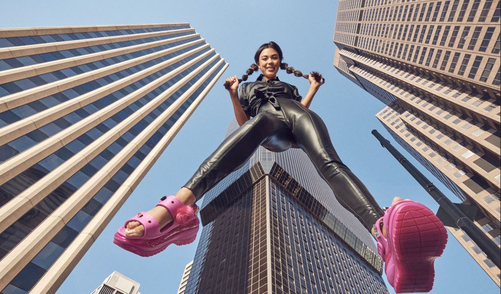 Crocs lanza una nueva coleccin con una plataforma gigante para todos los cazadores de  tendencias y amantes de la moda.