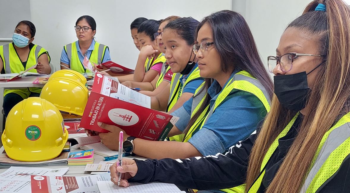 Primer curso de operador de equipo pesado 100% con mujer