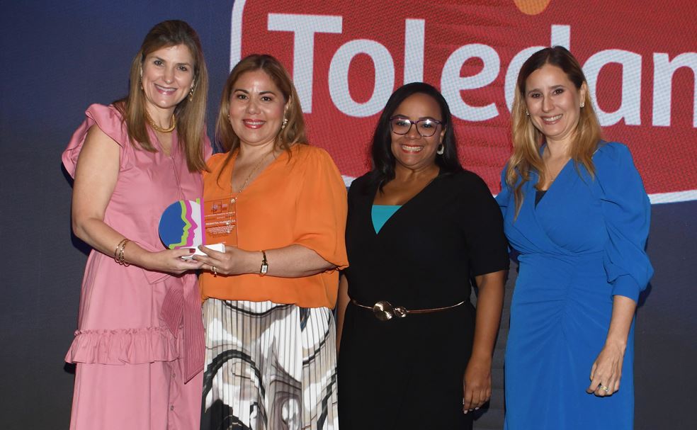 Toledano recibe reconocimiento por su compromiso con la Equidad de Gnero en los Premios Asociacin Directoras de Panam 2025