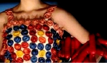 Crean vestido diseado con condones