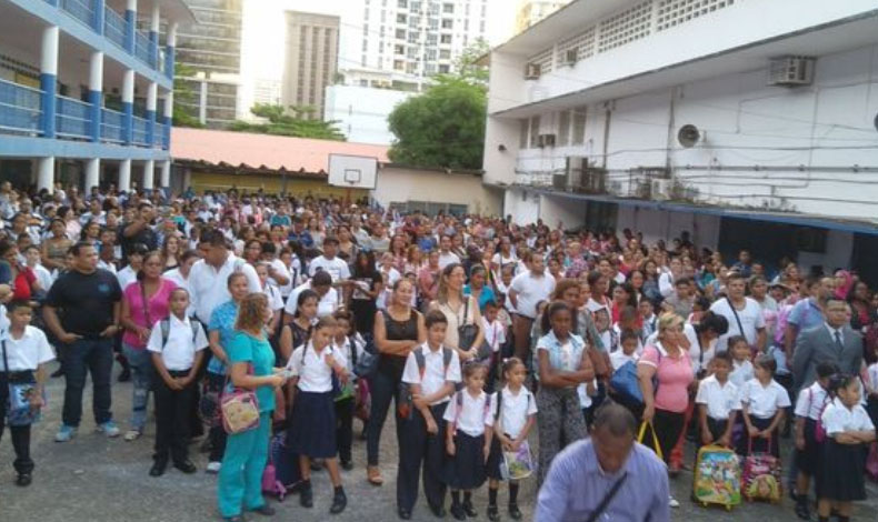 Carlos Staff pide a los docentes asumir el compromiso con los estudiantes