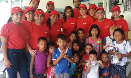 Voluntariado Empresarial de Grupo PROVIVIENDA dona ropa y juguetes en Kuna Nega