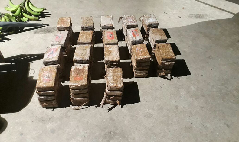 Escondi la droga en una camioneta