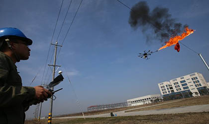 Drones con lanzallamas eliminan la basura de los cableados elctricos en China