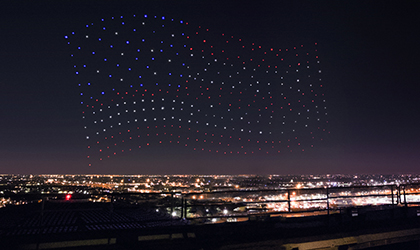 300 drones sincronizados iluminan el cielo durante el Super Bowl 2017