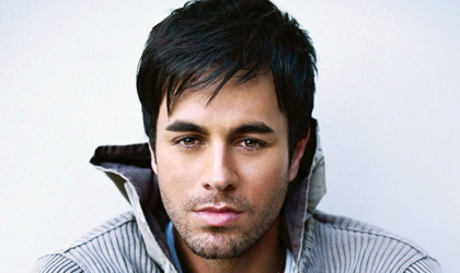 Enrique Iglesias alz la voz por Colombia y Per