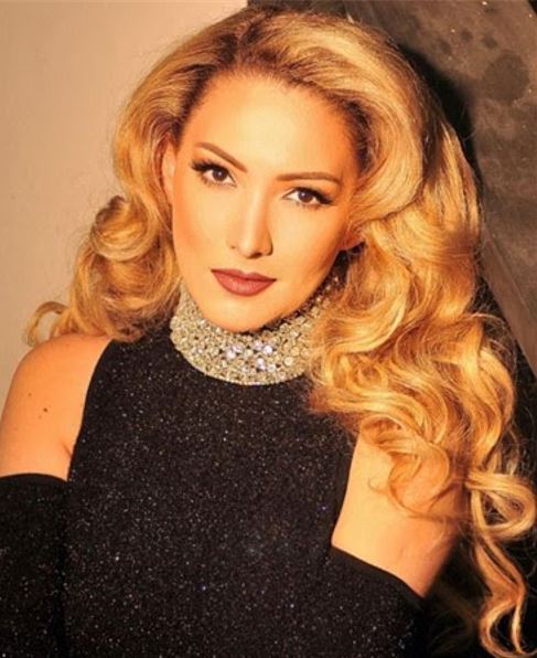 Erika Ender Celebra 30 Aos de carrera con su Nuevo Video Abrzame