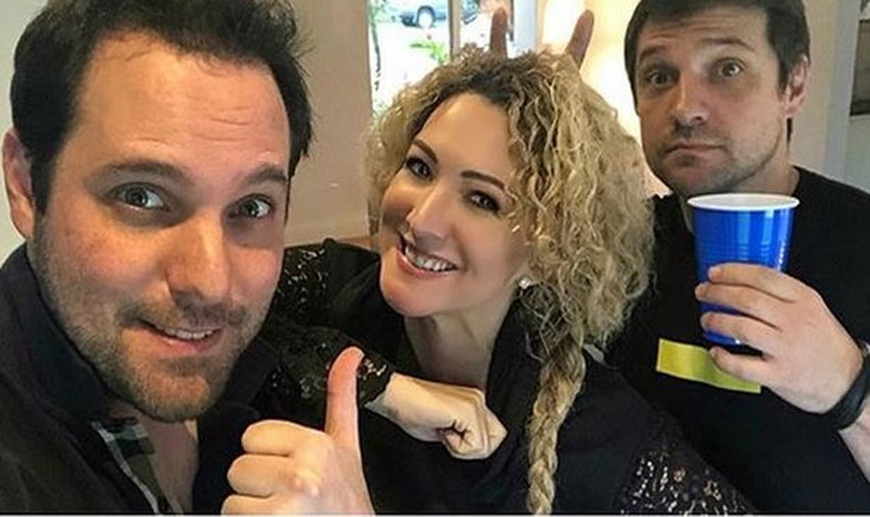 Erika Ender est componiendo tema con do venezolano