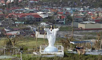 El tifn de Filipinas no pudo con estatua de Jesucristo