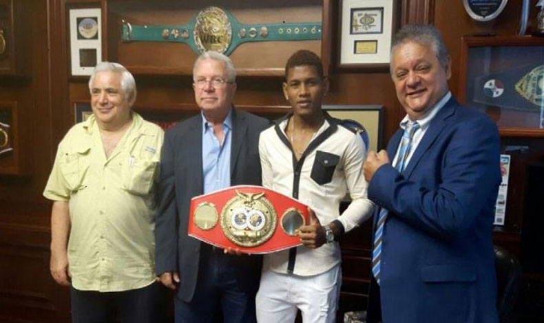 Alexander Durn recibe faja Latina FIB